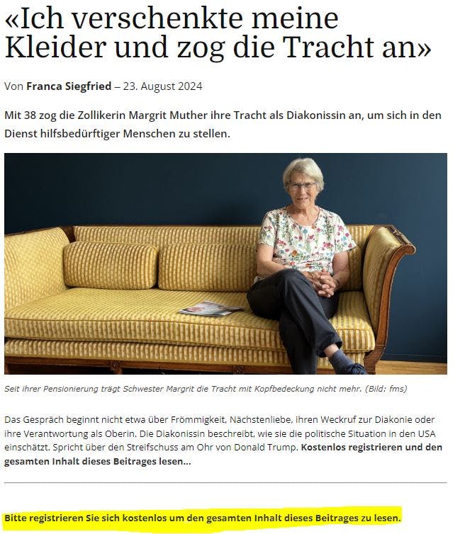 Ältere Frau sitzt in Tracht auf einem Sofa für ein Interview.