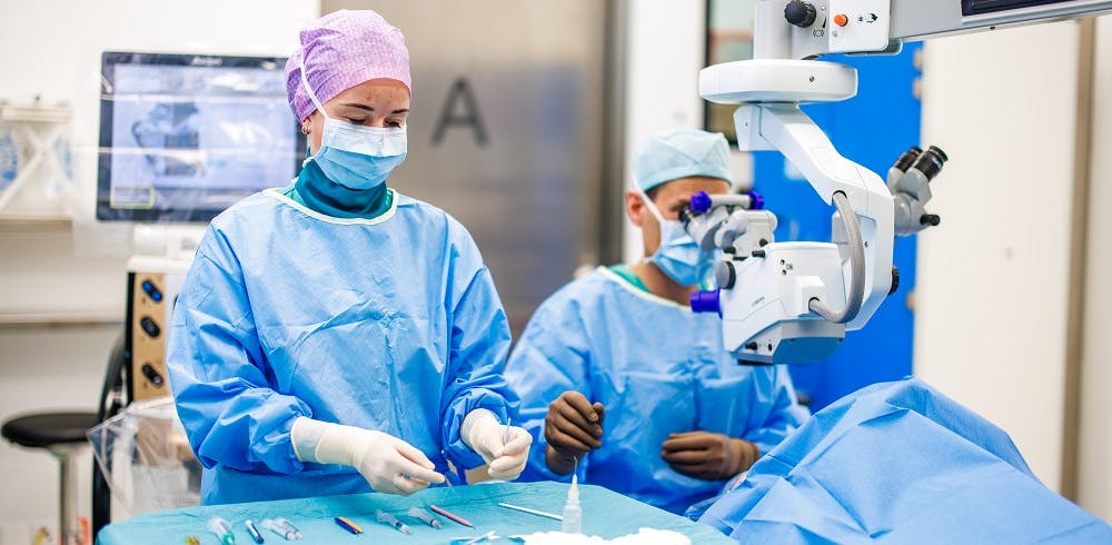 Chirurgenteam bei einer Operation im Operationssaal.