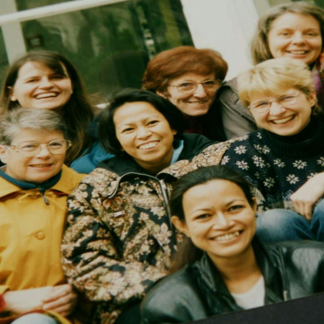 Gruppe lächelnder Frauen unterschiedlichen Alters und Herkunft für Inklusivität und Gemeinschaft.